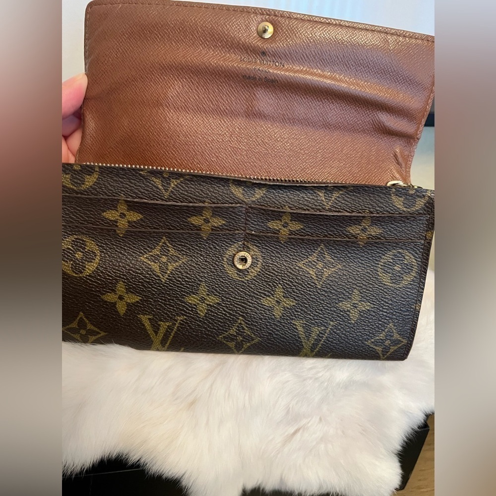 Authentic Louis Vuitton Sarah Monogram Wallet - Picture 8 of 15